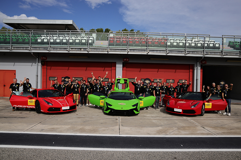 Gruppo entusiasta di vincitori ai box: Due Ferrari e una Lamborghini fanno da cornice a una giornata indimenticabile all'Oiltek Trophy - Imola 2023 con Magneti Marelli Parts & Services.
