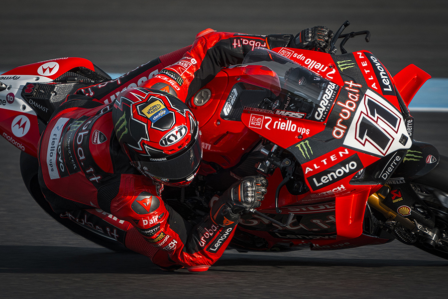 Nicolò Bulega in curva sulla Ducati Panigale V4R del team Aruba.it Racing con casco brandizzato Magneti Marelli Checkstar