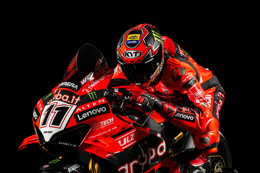 Nicolò Bulega in sella alla Ducati Panigale V4 R numero 11 con tuta e casco rosso brandizzato Magneti Marelli Checkstar durante il campionato Mondiale Superbike 2025