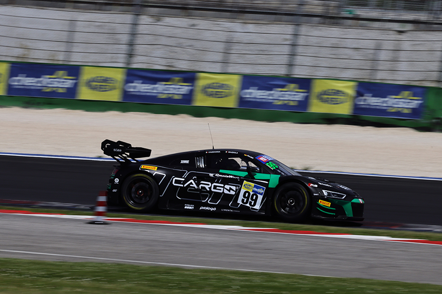 Supercar GT in gara a Misano con logo Magneti Marelli Checkstar sulla portiera e cartellonistica Checkstar a bordo pista